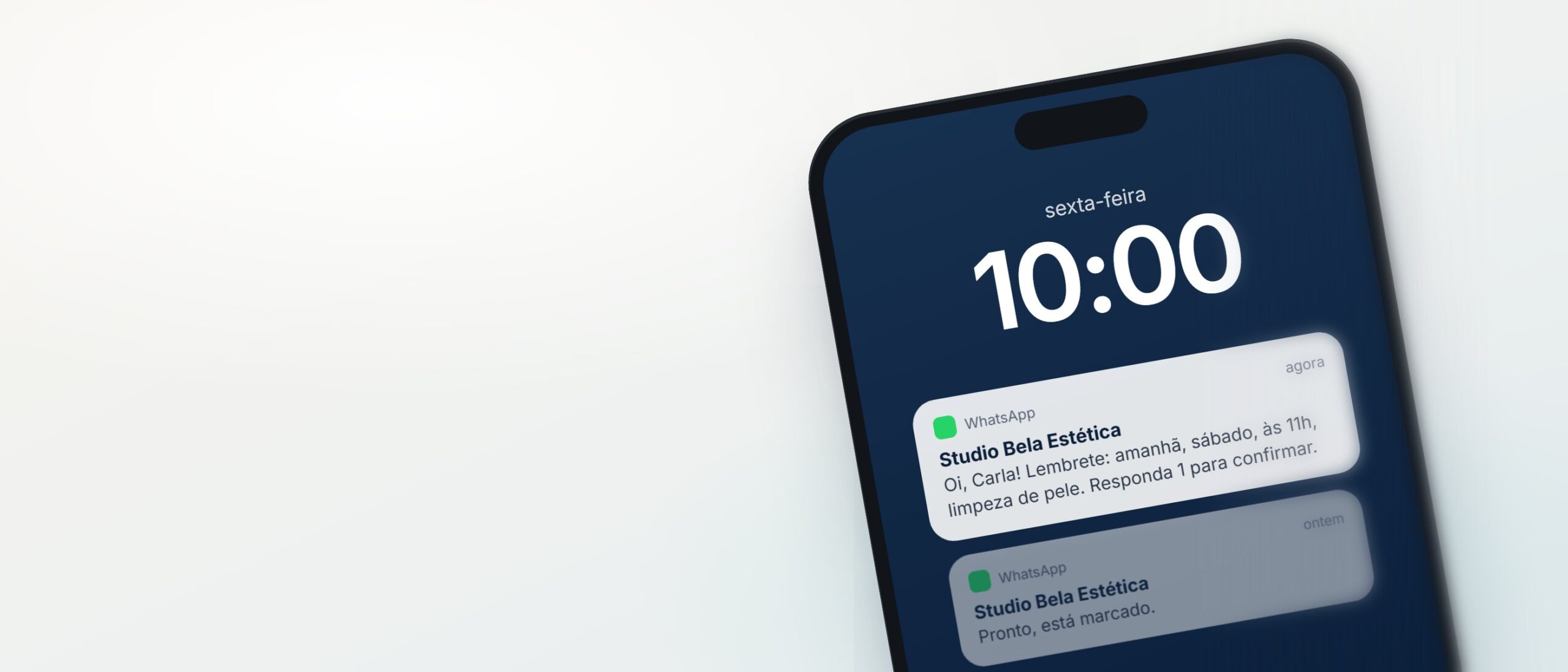 Tela de bloqueio do celular com o lembrete do WhatsApp chegando na véspera do atendimento.